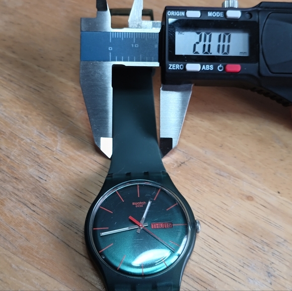 X Swatch Petrol 41mm case. Swiss, 3 hand movement, day and date. Original band - Picture 4 of 11